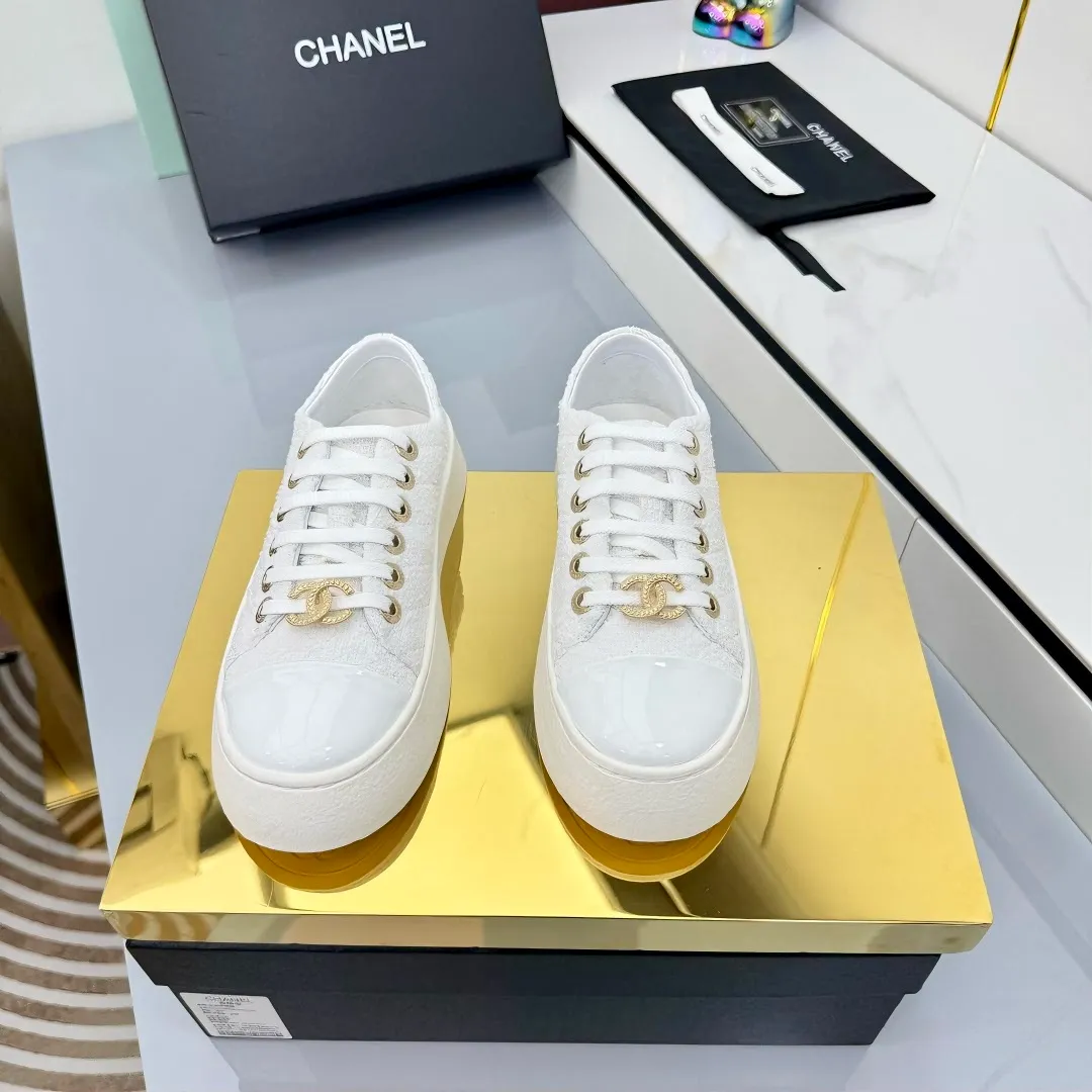 👟👟Ex-factory price 520👟👟 Top-quality cloth-covered version, original quality! ! ! Chanel Chanel - 2025 biscuit shoes, the top casual sports shoes in the counter, this classic design; the upper is electro-embroidered with a variety of craftsmanship; the outsole is fashionable and sporty; the extraordinary inclusion of a variety of color elements... The diversified mix and match is very good-looking and versatile, casual, fashionable, sports, and outdoor can be taken into account... ꫛꫀꪝ Go➫ Material: ❶Upper: Original first-layer cowhide ❷Inner: Sheepskin ❸Outsole is based on: Original TPU combination outsole. Full set of boutique packaging for women 35–40-41. Customized. Non-refundable. 👉